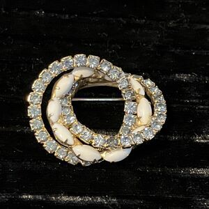VTG Goldtone 3 Intertwined Circles Prong Set Milk Glass Blue Rhinestone Brooch